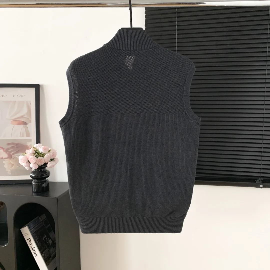 Style number: Y 🇨🇦Canada Goose "Canada Goose" 🇨🇦E 6829 y Bridge® men's knitted vest. The Hy Bridge® Knit Vest is the new arrival in our Hy Bridge® Knit Series, lightweight and warm. It can be worn as a jacket over a T-shirt or as an inner layer under another jacket for extra warmth without being bulky. Through Thermal Mapping® technology, down-filled thermal insulation panels are added to areas that need thermal insulation, and Breathable weaving technology is used to enhance breathability in areas that are prone to stuffiness. Color: Black red label Gray red label Dark Blue color red label Black black label Gray black label Size: XS S M L XL XXL
